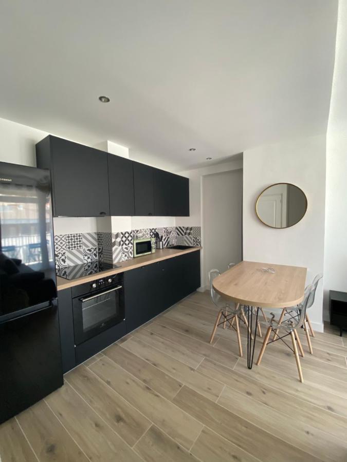 Ajaccio Magnifique T2 37M2 Centre Ville Vue Mer Au Bord De La Plage Neuf 4 Couchages Balcon Parking Prive Ferme Clim Wifi Luaran gambar