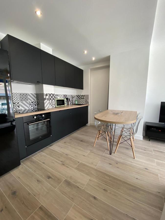 Ajaccio Magnifique T2 37M2 Centre Ville Vue Mer Au Bord De La Plage Neuf 4 Couchages Balcon Parking Prive Ferme Clim Wifi Luaran gambar
